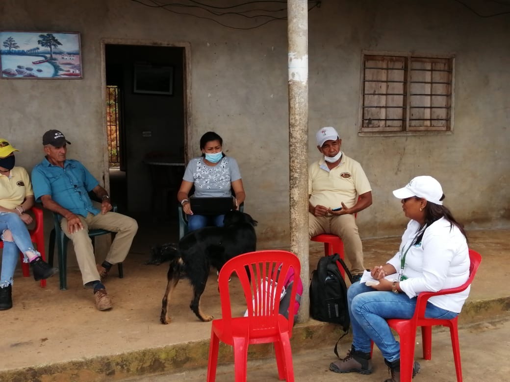 equipo CORPAMAG y ministerio de ambiente en verificacion con las comunidades